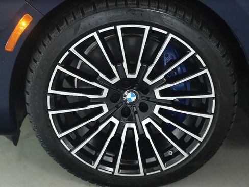 Used 2025 BMW i7 xDrive60 image 39