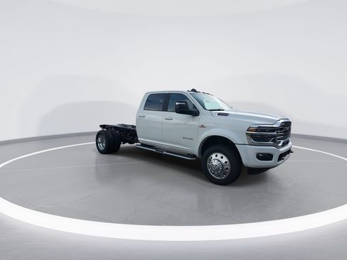 New 2026 RAM 4500 4x4 Crew Cab DRW w/ Laramie Trim Package image 2