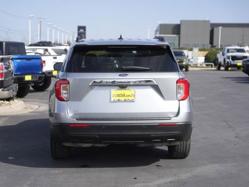 Used 2024 Ford Explorer XLT image 7