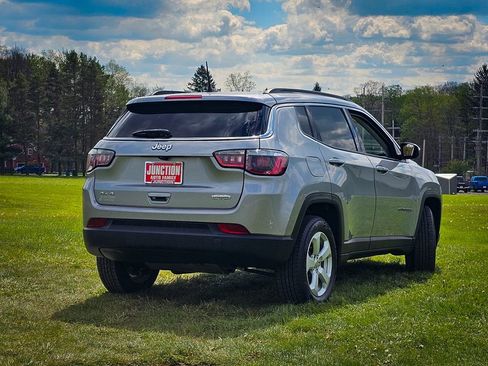 Used 2018 Jeep Compass Latitude w/ Popular Equipment Group AWD/4WD image 3