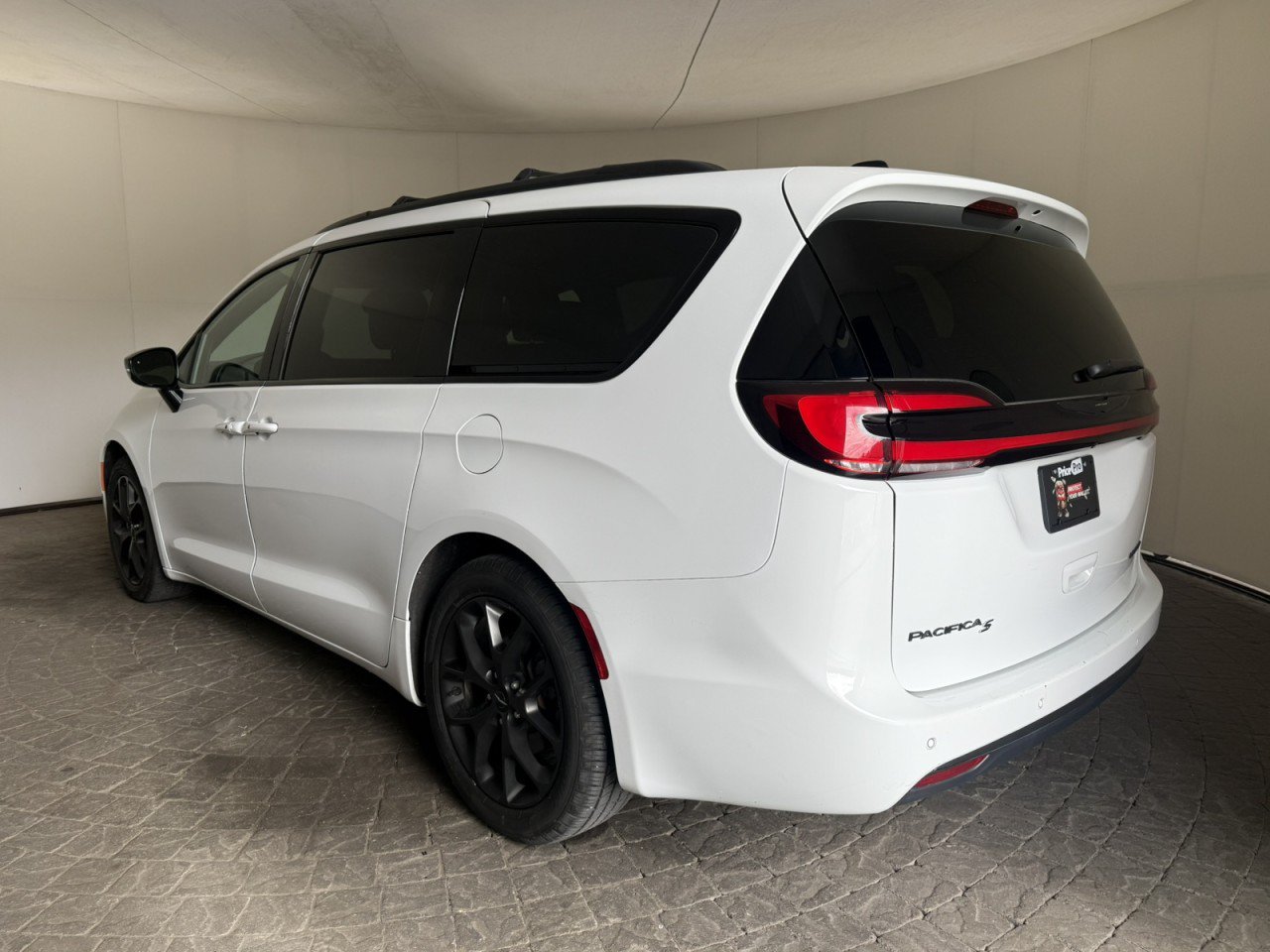 Used 2025 Chrysler Pacifica Limited FWD image 5