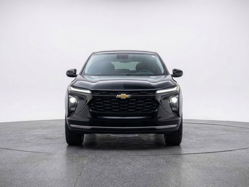 Used 2025 Chevrolet Blazer LT FWD image 2