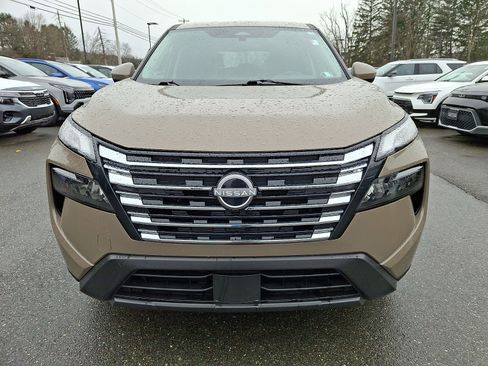 Used 2025 Nissan Rogue SV image 2