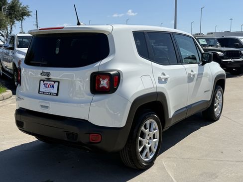 Used 2023 Jeep Renegade Latitude AWD/4WD image 5