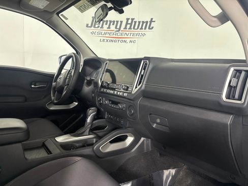 Used 2025 Nissan Frontier SV w/ SV Convenience Package AWD/4WD image 29