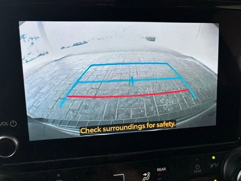 Used 2024 Toyota Highlander LE FWD image 12