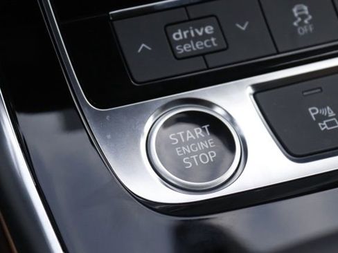 Used 2024 Audi Q8 Premium image 23