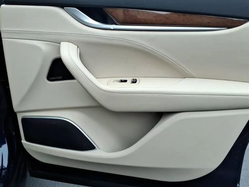 Used 2018 Maserati Levante GranLusso image 11