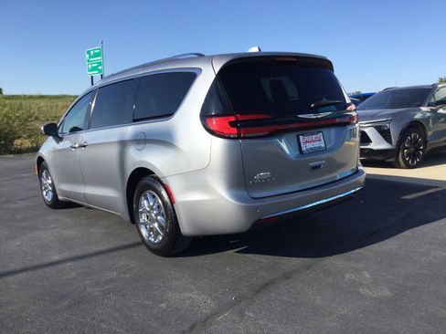Used 2021 Chrysler Pacifica Touring-L image 10