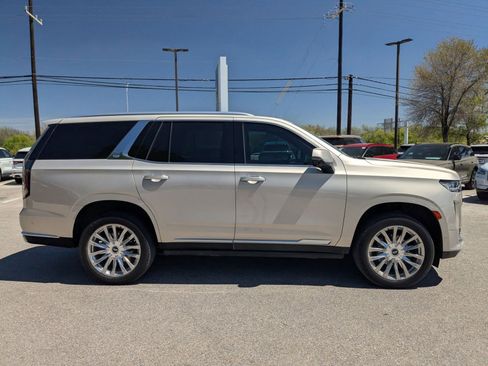 Used 2023 Cadillac Escalade Premium Luxury RWD image 2