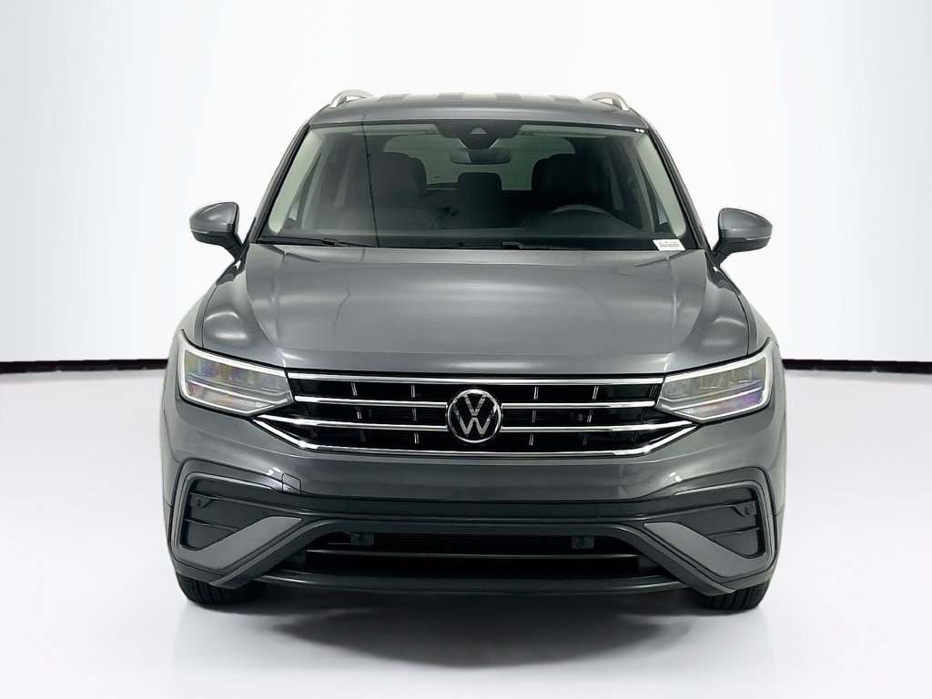 Used 2024 Volkswagen Tiguan SE FWD image 2