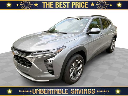 Used 2025 Chevrolet Trax LT w/ Driver Confidence Package image 1
