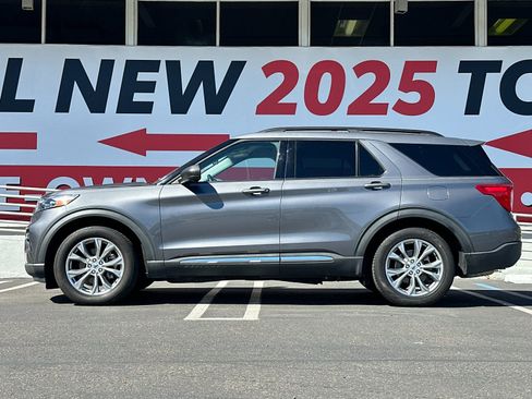 Used 2022 Ford Explorer XLT w/ Equipment Group 202A RWD image 2