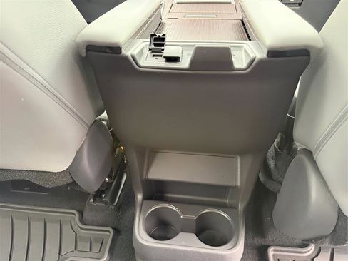 Used 2021 Toyota Sienna XLE FWD image 40