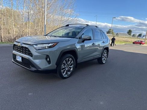 Used 2023 Toyota RAV4 XLE Premium image 16