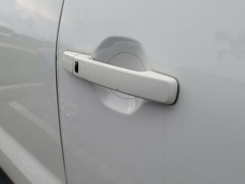 Used 2022 Nissan Frontier SV RWD image 5