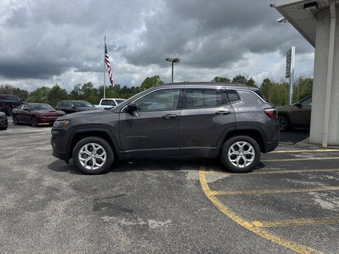 Used 2024 Jeep Compass Latitude AWD/4WD image 2