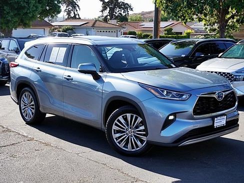 Used 2023 Toyota Highlander Platinum FWD image 3
