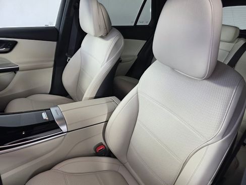 Used 2023 Mercedes-Benz GLC 300 4MATIC image 11