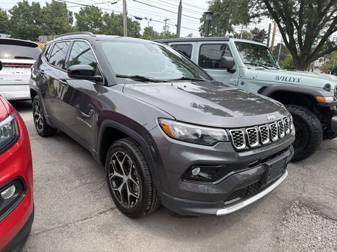Used 2024 Jeep Compass Limited AWD/4WD image 2