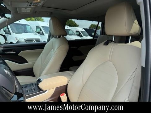 Used 2021 Toyota Highlander XLE AWD/4WD image 13