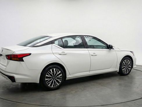 Used 2025 Nissan Altima 2.5 SV FWD image 9