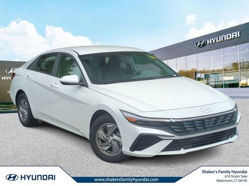 Certified 2025 Hyundai Elantra SE FWD image 1