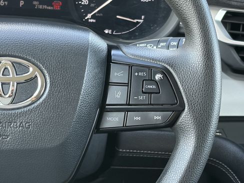 Certified 2025 Toyota Sienna LE FWD image 19