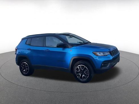 Used 2025 Jeep Compass Trailhawk AWD/4WD image 2