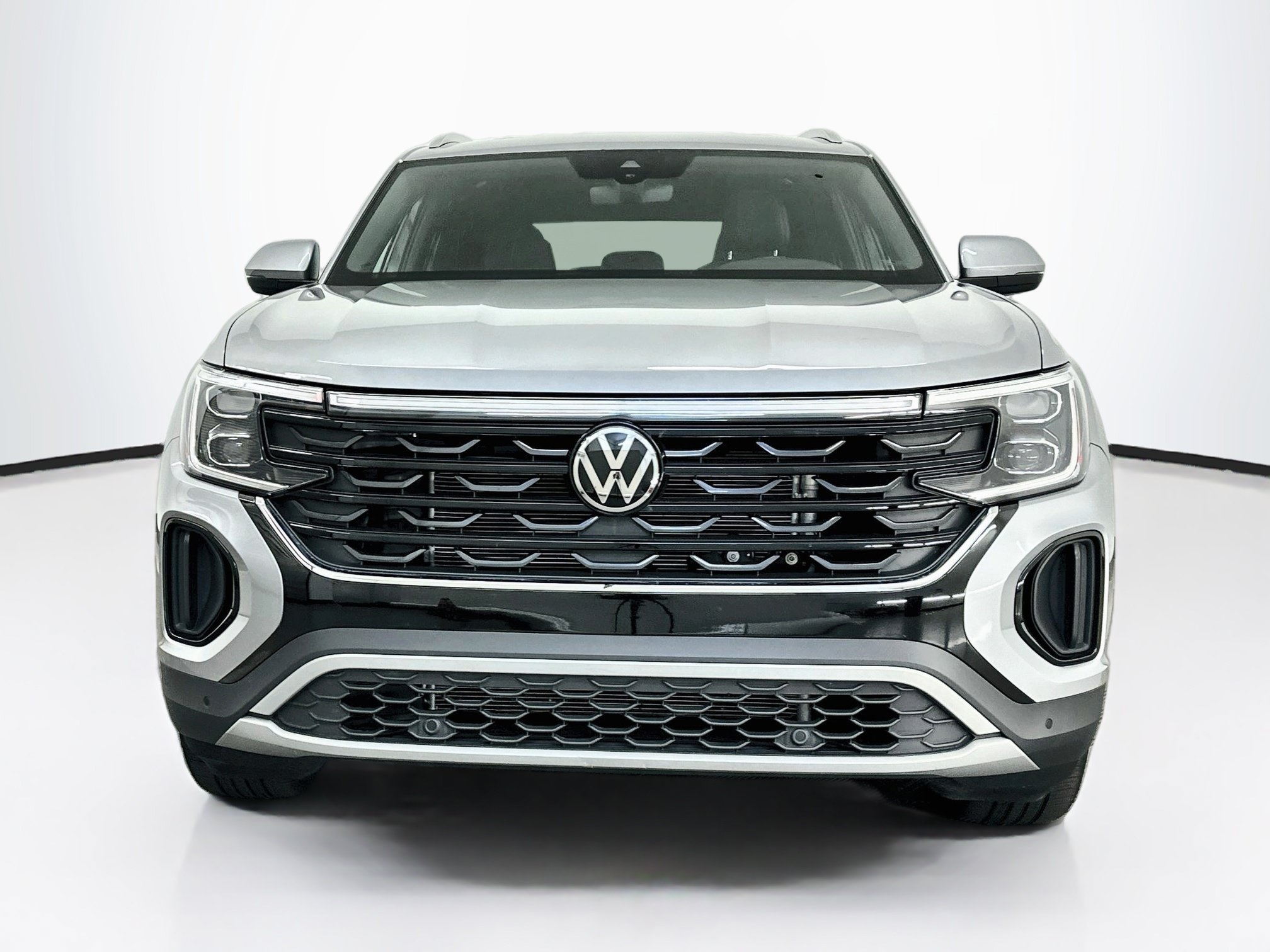 Used 2025 Volkswagen Atlas Cross Sport SE AWD/4WD image 2