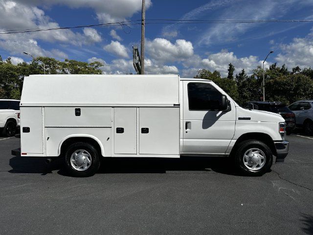 Certified 2022 Ford E-350 and Econoline 350 Super Duty w/ Power Windows & Locks Group RWD image 4