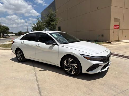New 2025 Hyundai Elantra SEL FWD image 5