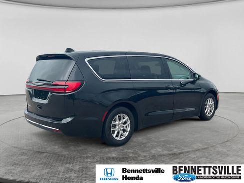 Used 2023 Chrysler Pacifica Touring-L FWD image 5