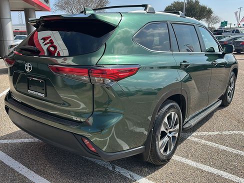 Used 2023 Toyota Highlander XLE image 3