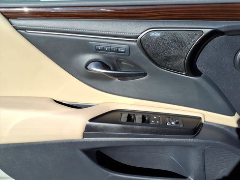 Used 2019 Lexus ES 300h w/ Luxury Package image 32