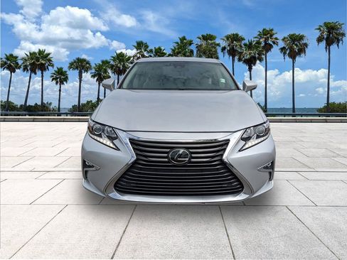 Used 2017 Lexus ES 350 w/ Premium Package FWD image 2