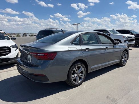 Used 2024 Volkswagen Jetta SE FWD image 2