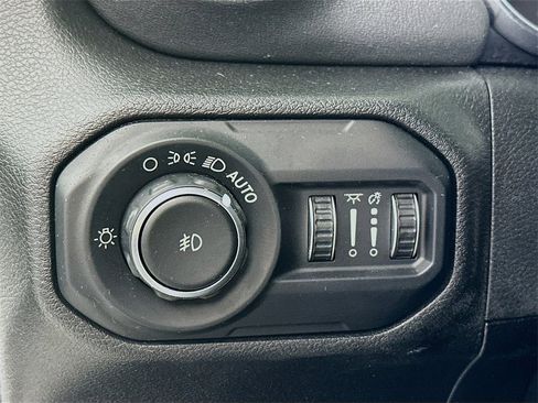 Used 2018 Jeep Wrangler Unlimited Sahara image 10