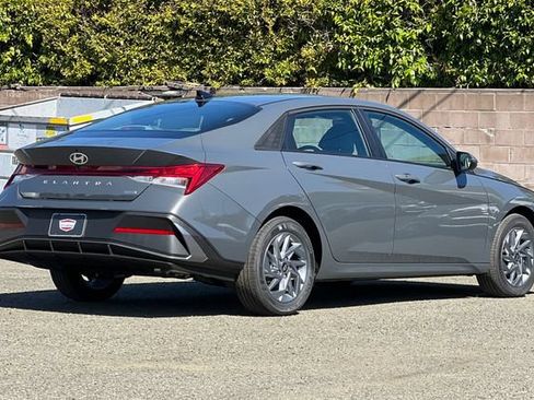 New 2026 Hyundai Elantra Hybrid FWD image 5