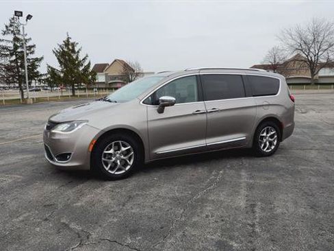 Used 2017 Chrysler Pacifica Limited w/ Advanced Safetytec Group image 5