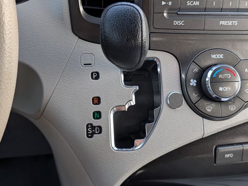 Used 2014 Toyota Sienna LE FWD image 24