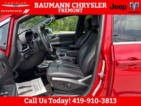 Used 2025 Chrysler Pacifica Select FWD image 9