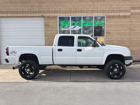 Used 2006 Chevrolet Silverado 2500 W/T w/ Skid Plate Package AWD/4WD image 6