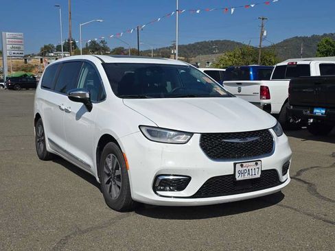 Used 2023 Chrysler Pacifica Limited FWD image 4