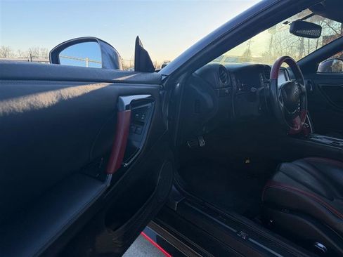 Used 2015 Nissan GT-R Black Edition image 18