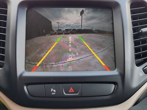 Used 2018 Jeep Cherokee Latitude AWD/4WD image 19