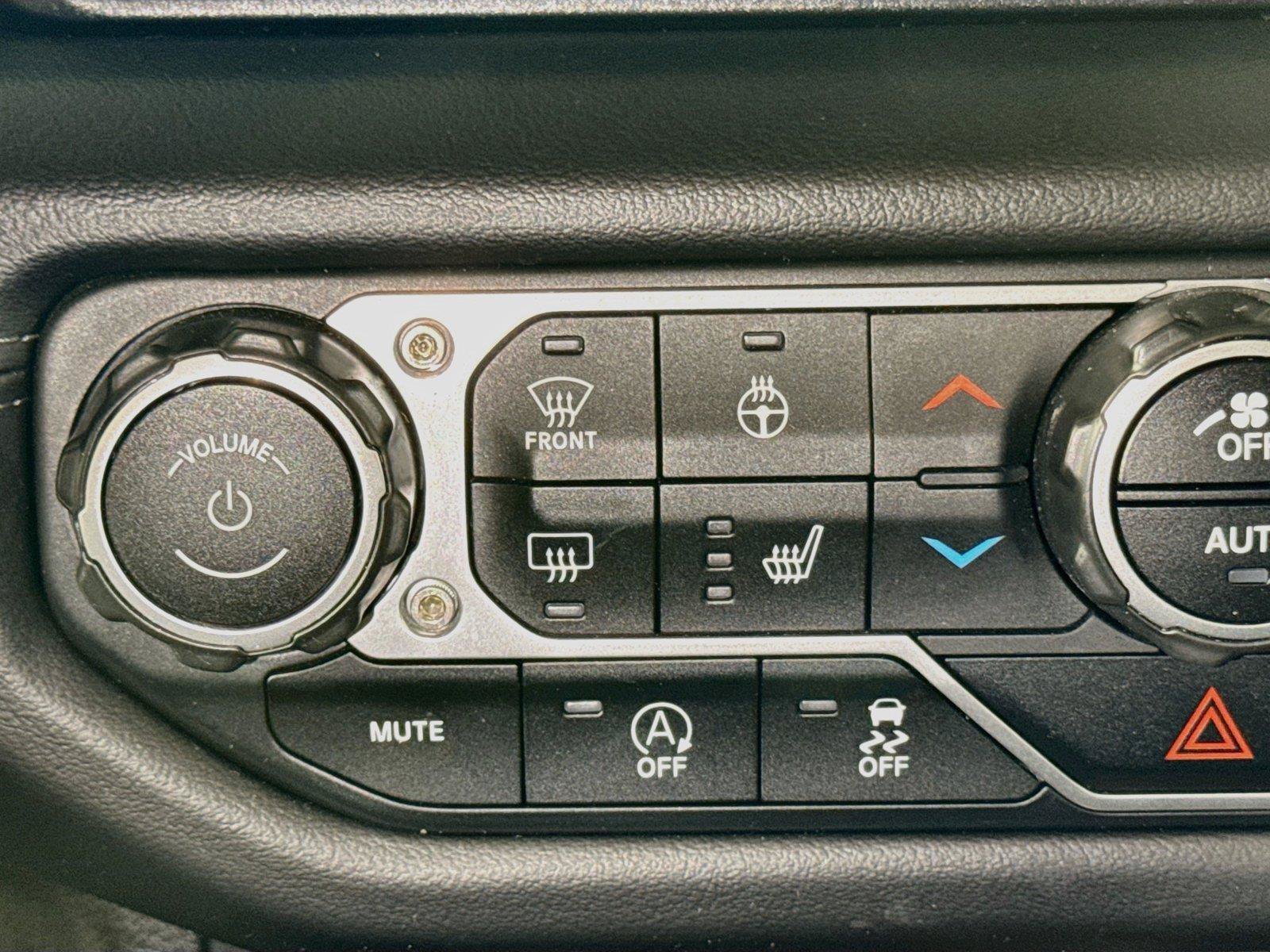 Used 2025 Jeep Wrangler Unlimited Sahara AWD/4WD image 46