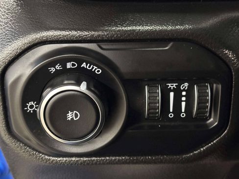 Used 2022 Jeep Wrangler Unlimited Sahara AWD/4WD image 36