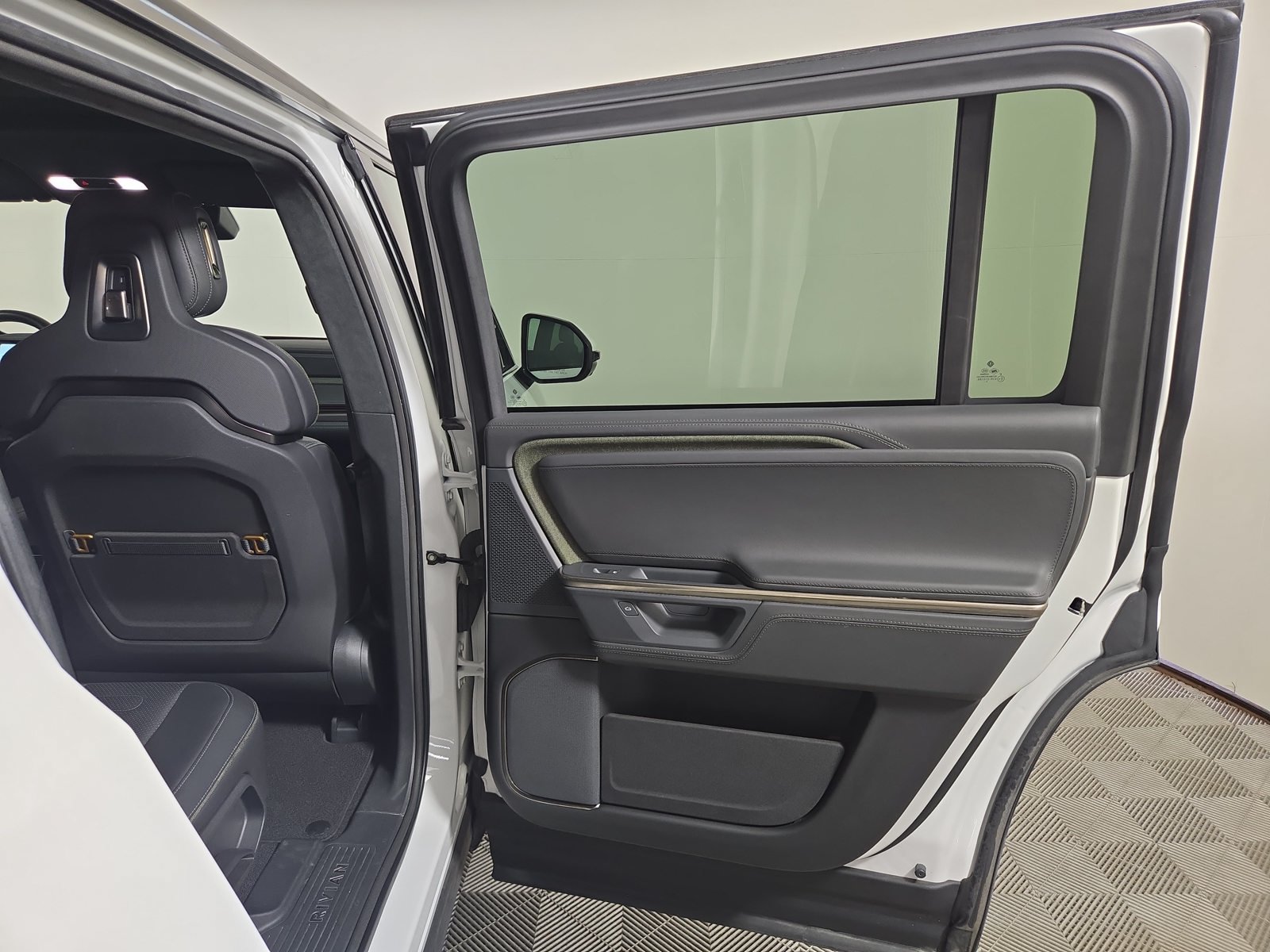 Used 2025 Rivian R1S Adventure Dual AWD/4WD image 19