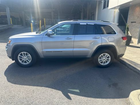 Used 2020 Jeep Grand Cherokee Laredo AWD/4WD image 2